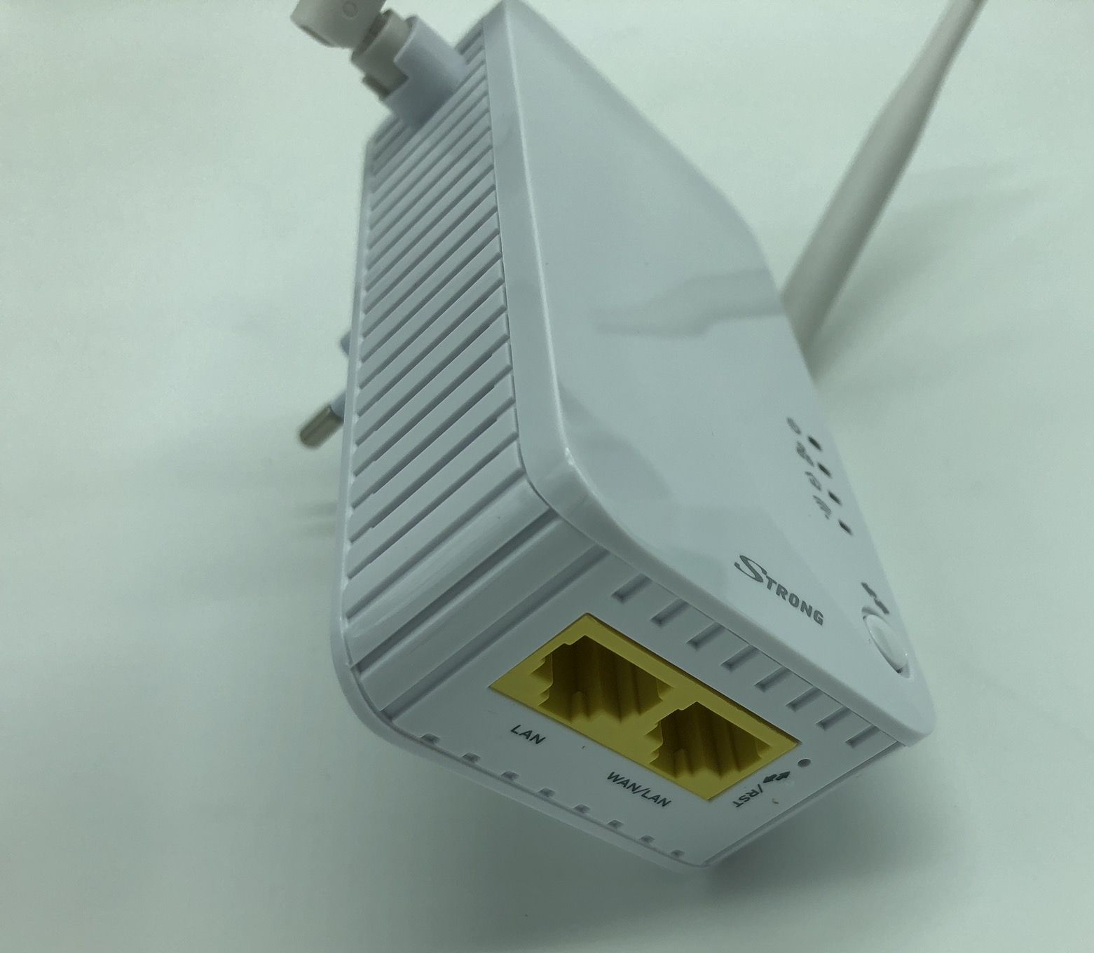 iOBURO Tahiti - #Informatique Avec le kit CPL Wi-Fi 500 de STRONG, étendez  votre réseau Wi-Fi en créant votre propre hotspot Wi-Fi à partir de  n'importe quelle prise de courant. Pas de