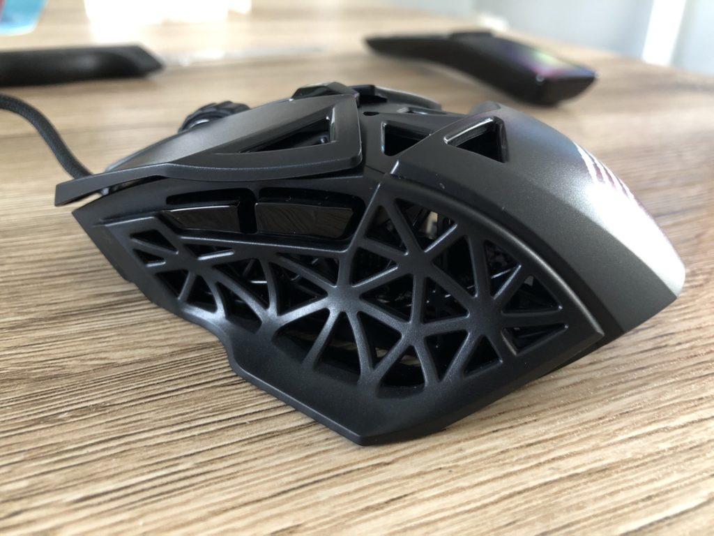 Mad Catz M.O.J.O M1- Une souris ultralégère et toute percée